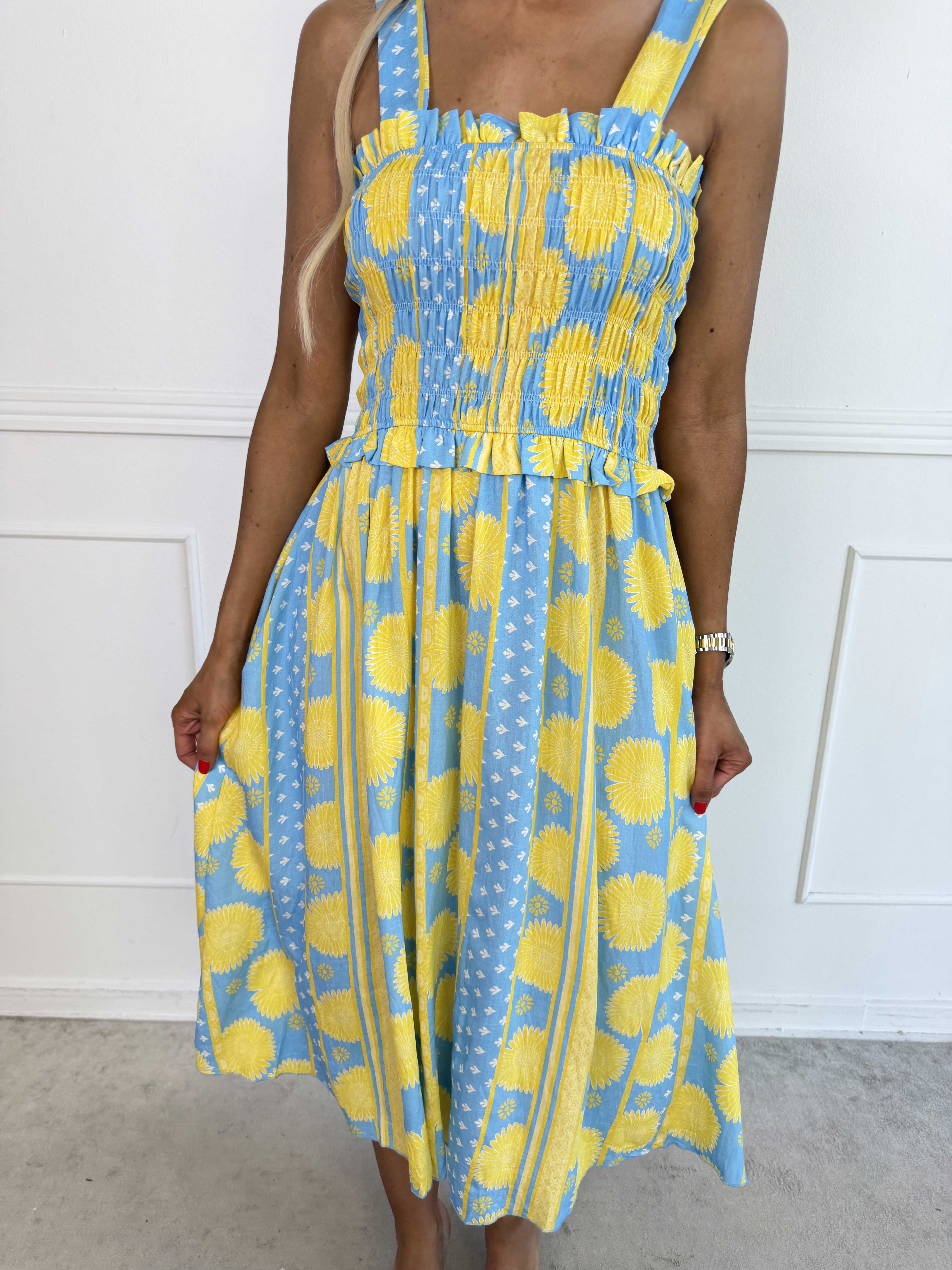 Marisol Sunburst - Blomstret plus size sommerkjole i viskose med smock henover brystet